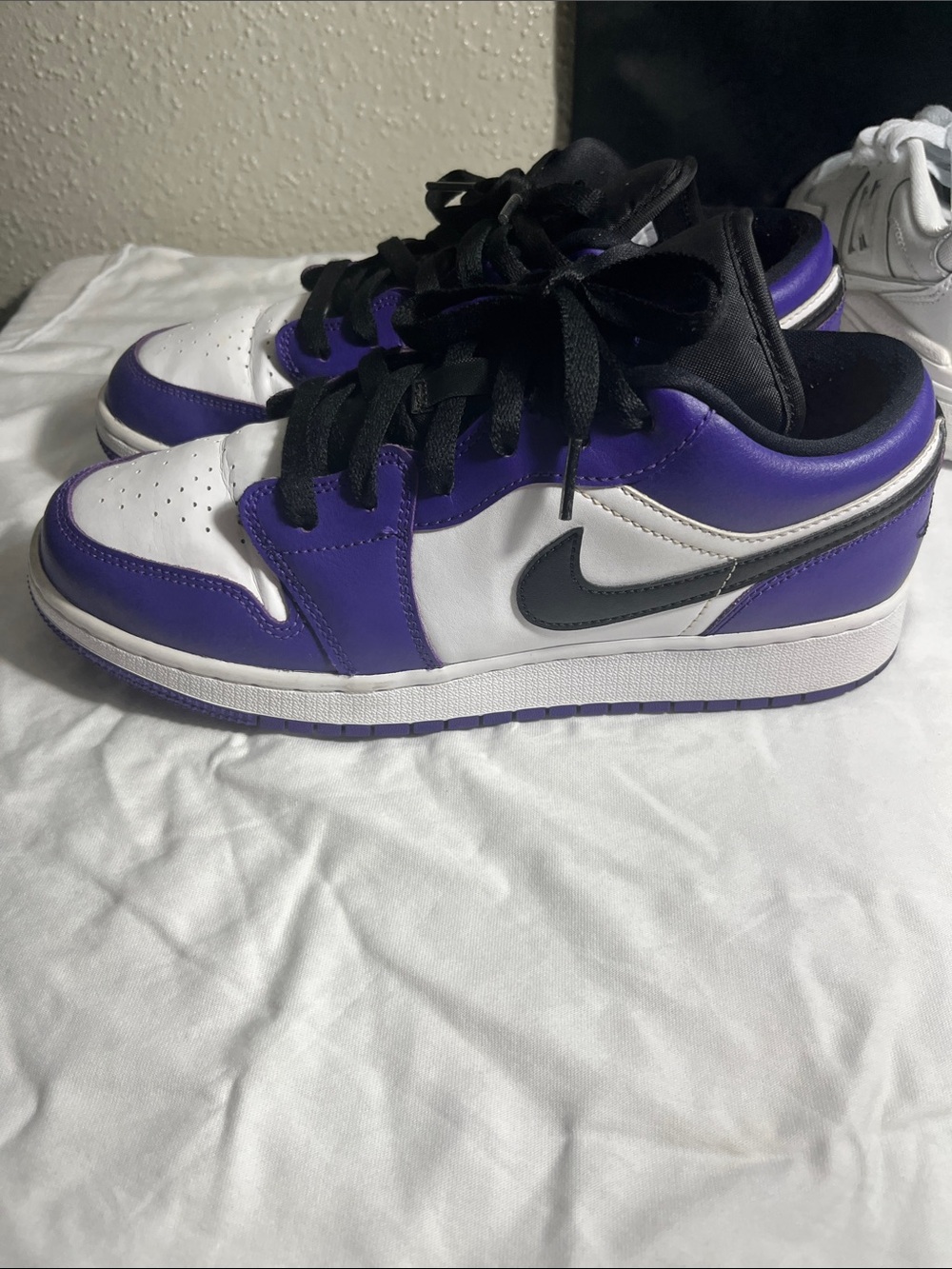 Air-inspired Men’s Low-Top Sneakers in White and Purple
